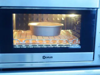 酸奶蛋糕(黄油版),放入预热好的烤箱,用水浴法下层,上下火150度,下层60分钟,注意观察烤箱内蛋糕的变化,待体积膨胀,表面上色后,可以覆盖一层锡纸在上面继续烘烤,以免上色过深