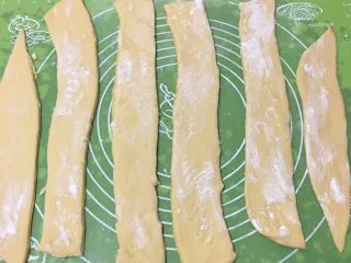 蔓越梅沙琪玛,用刀切成10公分的长条。