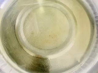 古早蛋糕（青汁）,植物油用电磁炉加热，出现有油波纹即可离火，大概70度左右。油温过高会使低粉形成面疙瘩，所以在这里要注意油温不要过高。