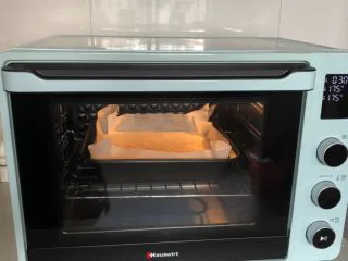 法式海绵蛋糕,送入预热好的烤箱，中下层、175度烤20-25分钟至表面金黄。 