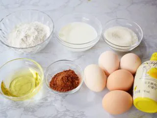 7寸中空双色戚风蛋糕,准备好材料