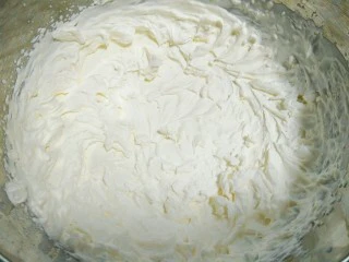 麋鹿奶油蛋糕,奶油打发至有清晰纹路