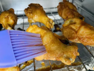 新奥尔良烤鸡腿,20分钟后再刷上新奥尔良调料，烤10分钟