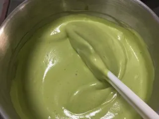 抹茶芒果裸蛋糕,继续翻拌50次左右，蛋糕糊就完成了。