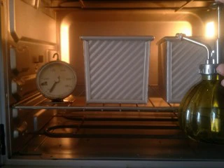 超软拉丝北海道土司(2个),发酵的时候时不时的往烤箱喷上水帮助发酵