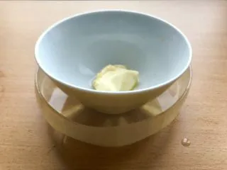 薯条的N种吃法,开始准备荷兰酱。挖出20g黄油,放热水中隔水融化。