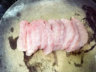 美味的日式炸猪排,切成1.5-2厘米的厚度