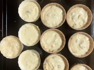 椰香坚果麦芬蛋糕,将蛋糕液注意倒入到蛋糕纸杯中。