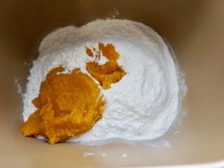南瓜椰蓉面包条,除开黄油一起放入面包机内搅拌20分钟成团 