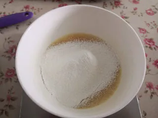 心形玛德琳蛋糕,筛入低筋面粉和泡打粉，