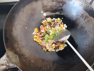 奥尔良鸡翅包饭,锅中倒入少许油，先将配料倒入翻炒。