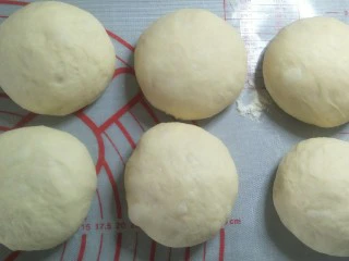 超软拉丝北海道土司(2个),分成170克六等份。