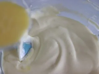 瑞士蛋糕卷之雪融蛋糕,做圣诞应景美食,淋撒到蛋糕糊中,翻拌均匀。