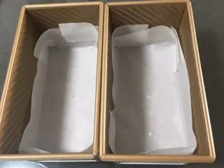 黑砖蜜豆吐司,吐司盒中铺上烤盘纸,一半的高度就可以。