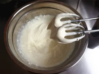 丸久小山园名物蛋糕卷--抹茶,冷却蛋糕的时候,准备馅料。200毫升淡奶油加入20克细砂糖,搅打至8分发。