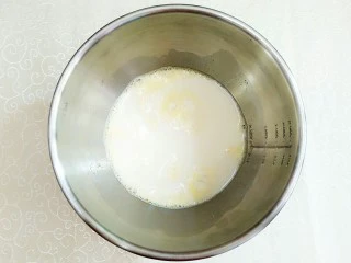 榴芒千层蛋糕,加入牛奶一起搅拌!