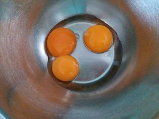 圣诞杯子蛋糕,.蛋清蛋黄分离,分别装在干净的容器内。蛋黄加葵花籽油