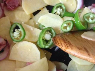 黑椒培根土豆片,黄油热锅，依次放入洋葱，培根炒出油，培根油脂很多，出的油足够炒一盘菜了！