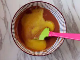 巧克力华夫饼,倒入面糊中。 。