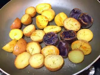 可以当零食又可以当主食的香煎小土豆,反过面,均匀地撒上少许盐粉和黑胡椒粉即可上碟食用