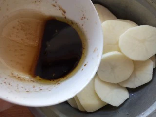 香辣孜然土豆片烤箱版,土豆控水，拌匀后放入