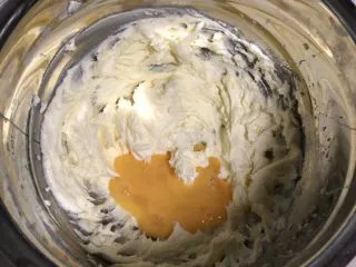 可爱KT小饼干,鸡蛋分三次加入黄油里，并搅打均匀