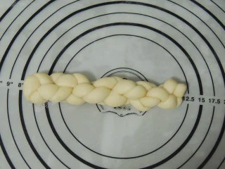 砂糖麻花面包,重复上面的步骤,直到结束,编好麻花,结尾部分要捏紧压在底部。