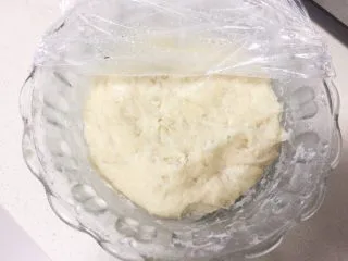 烫种牛奶吐司,制作烫种：高筋粉加入滚开水用刮刀翻拌均匀即可，放凉后盖保鲜膜备用（我一般头天晚上做好放冰箱第二天用）。