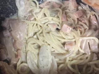 火腿奶油意面,🔟 加入适量黑胡椒碎和食盐调味。