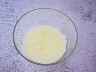 7寸中空原味戚风蛋糕,牛奶加入玉米油搅拌至乳化状