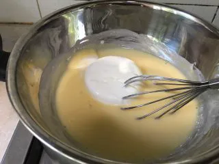 酸奶冻芝士蛋糕,倒入酸奶搅拌均匀成糊。