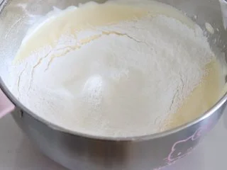 橙味甜甜圈蛋糕，在家就可复刻的经典美味,加入过筛的低筋面粉。