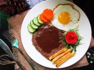 黑胡椒牛排，自制简单西餐,如果想吃着更香，可以一半橄榄油一半黄油的混合油来煎