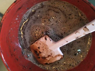 最“柔软”纸杯蛋糕☕—爆浆巧克力,马上搅拌均匀。会有一点小面糊