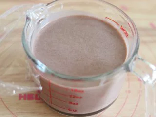 巧克力毛巾卷,得到十分细腻的状态,包好保鲜膜,冷藏30分-1小时。