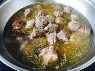 #食二星座# 罐焖牛肉(34图详细步骤),水(牛骨头汤)的量没过牛肉块即可,大火煮开,转小火炖1个小时。 炖制的时间仅是参考,牛肉的品种不同,使用锅的材质不同,所以炖肉的时间就会有差别。以牛肉块熟了为标准。