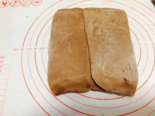 网红脏脏包（开酥版）,主面团包裹住黄油片，接口在中间位置。轻按借口位置，按平。捏紧边缘收口位置。