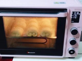 红豆日式咖啡面包卷,上下管175°烤18-20分钟,温度及时间仅供参考!具体请根据自家烤箱性能另定!(注意观察颜色,发现上色后立即加盖一张锡纸)