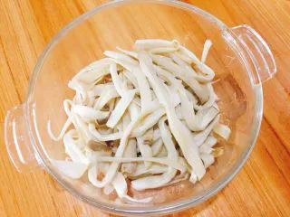 家常菜+手撕杏鲍菇,手撕成条状