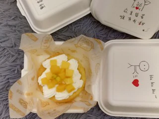 网红便当盒子蛋糕,盒子上面再画上图案就完成了