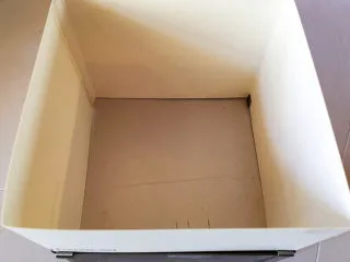 红豆抹茶巧克力慕斯,用卫生的纸板制成一个高于6寸方形慕斯圈的模具。