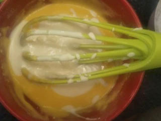 柔软到出乎意料-奶酪蛋糕卷,继续搅拌