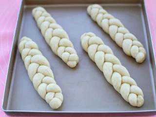 全麦辫子面包,将编好的辫子排放烤盘内