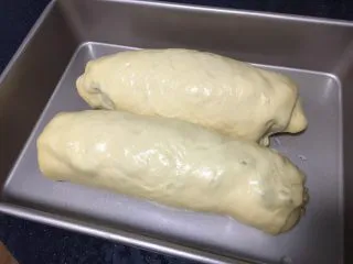 最爱面包➕新疆三果大列巴,大列巴发酵至原来的2倍即可。 此时烤箱预热，烤箱上下管加热，温度为170度。