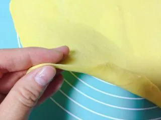 草莓麦片沙琪玛,再擀成约2mm的面片