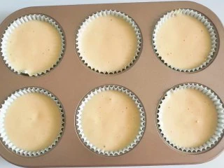 果味长崎纸杯蛋糕,将做好的蛋糕糊均匀的倒入六连模纸杯中,轻轻震荡几下,然后放入预热好的烤箱中层,上下火170度烤20分钟左右即好;