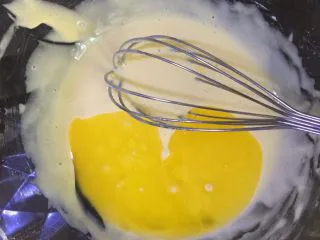 三色法式玛德琳蛋糕,加入溶化好的黄油