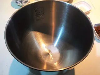 超软的葡萄干小餐包,在盆地加入精盐