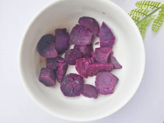 好吃到爆的紫薯流心塔,蒸好的紫薯取出放入一个大碗中。