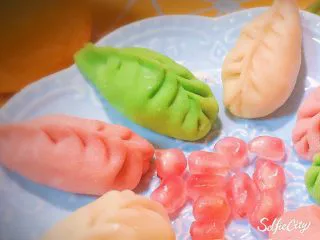 马卡龙色 高颜值汤饺系列@@ 猪肉大葱馅●麦穗饺,它的感觉就是这样的，一个褶压一个的向着头的方向去。多包一些。就会有感觉了。